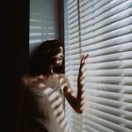 Eccitarsi mostrando il/la partner ad altri.