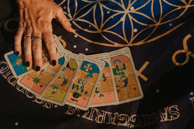 Perché crediamo ancora a astrologia e tarocchi?