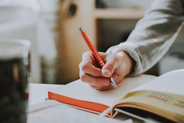 Imparare: perché scrivere a mano funziona meglio