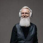 Emozionarsi con la musica dell'adolescenza