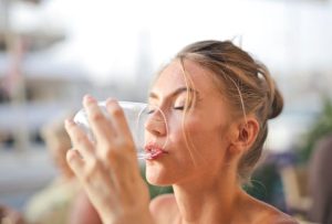 Bere acqua per ridurre l’ansia