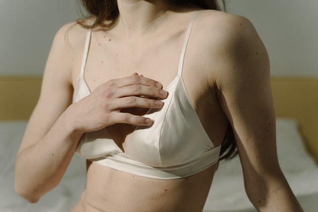 Lei ha il seno piccolo e non mi piace: cosa possiamo fare?